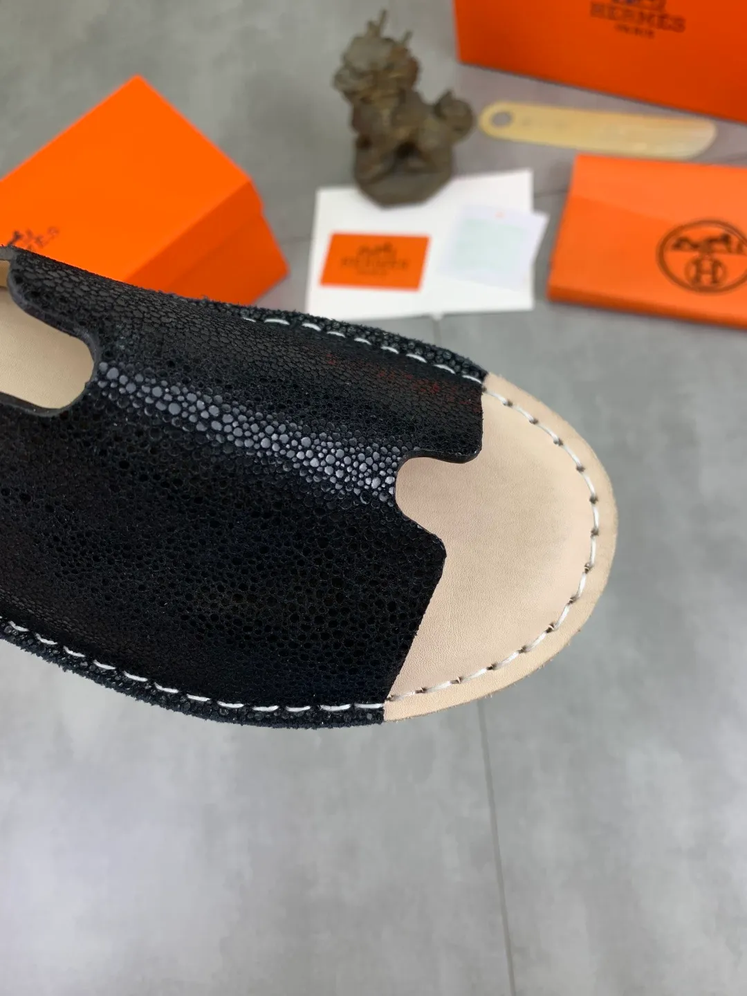 Men's men's shoes 💰P360 new model (genuine leather outsole series) new colors are coming simultaneously on the official website [HERMES] Hermès series: original development, original anatomy display, exclusive outsole [Material] Sole: original genuine leather sole with cow essence film 🌸. Fabric Original calfskin Lining: Imported cowhide, delicate and soft Code number: 38-44